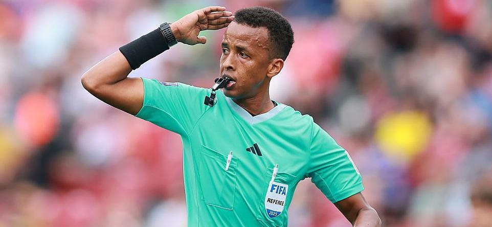 UEFA oo dooratay Garsoore Cumar Cartan.jpg